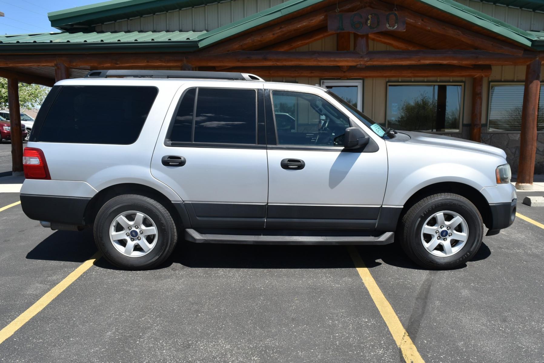 2016 Silver /Black Ford Expedition XL (1FMJU1GT0GE) with an 3.5L Twin Turbo V6 engine, 6-Speed Automatic w/ OD transmission, located at 1600 E Hwy 44, Rapid City, SD, 57703, (605) 716-7878, 44.070232, -103.171410 - Photo #4